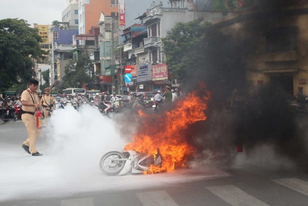 Hà Nội: Xe máy bốc cháy ngùn ngụt khi đang lưu thông ảnh 2